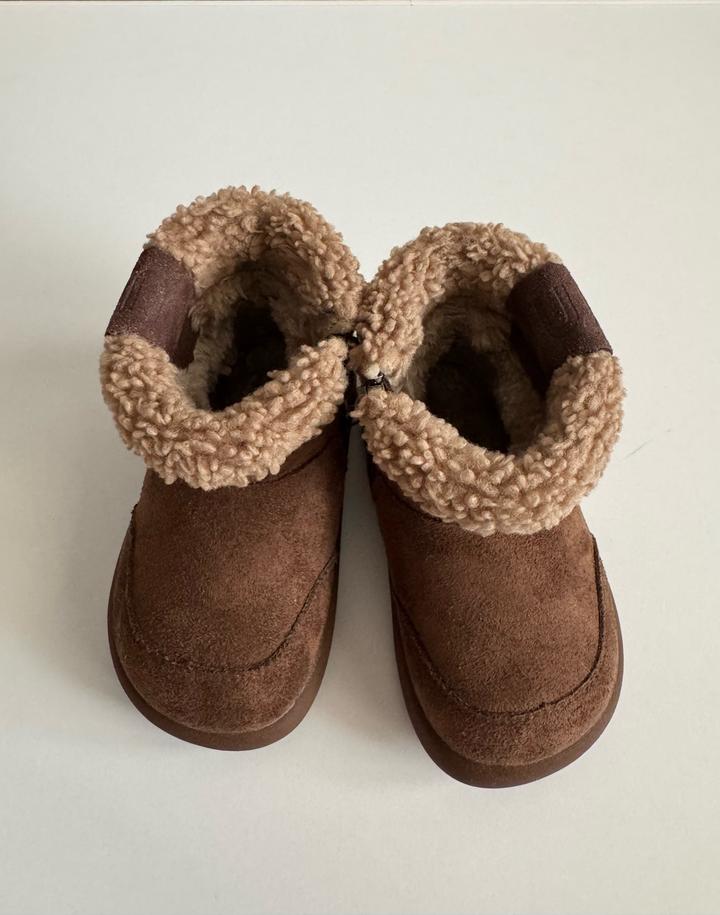 UGG