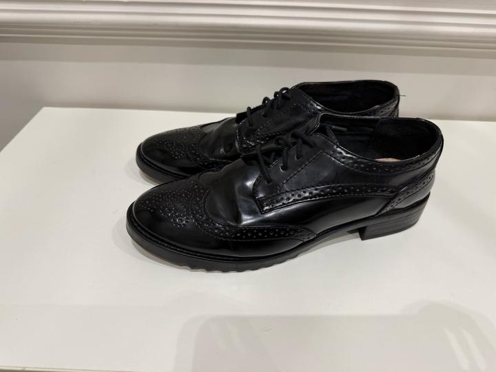 Pull & Bear Женские лакированные туфли-броги Pull&Bear