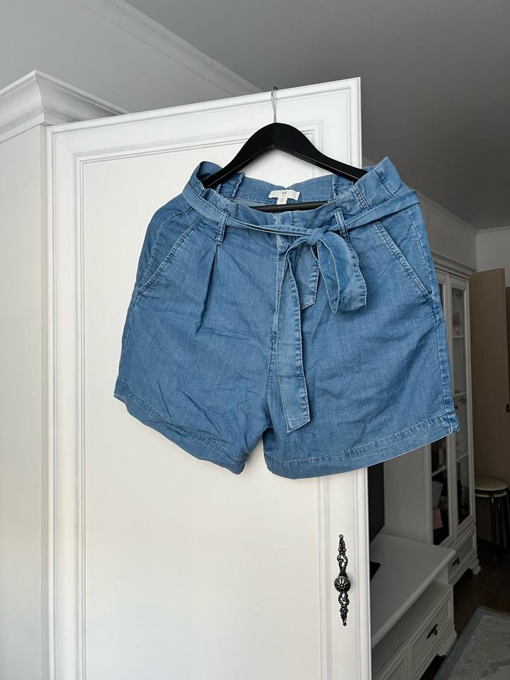 Джинсовые шорты H&M с поясом