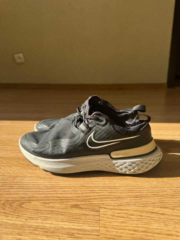 Кроссовки Nike женские