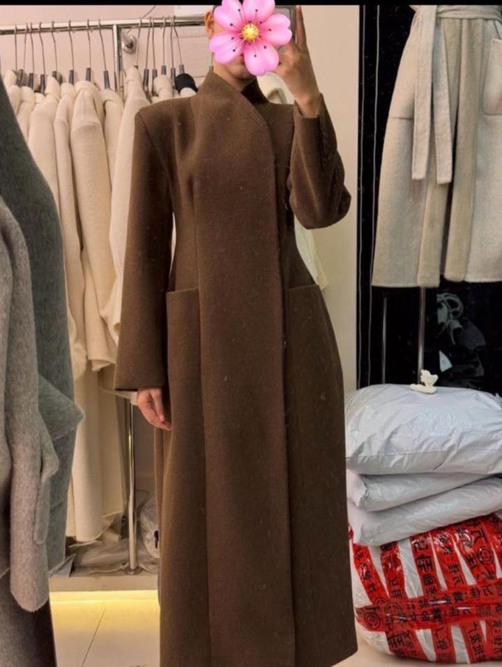 Коричневое пальто со стойкой