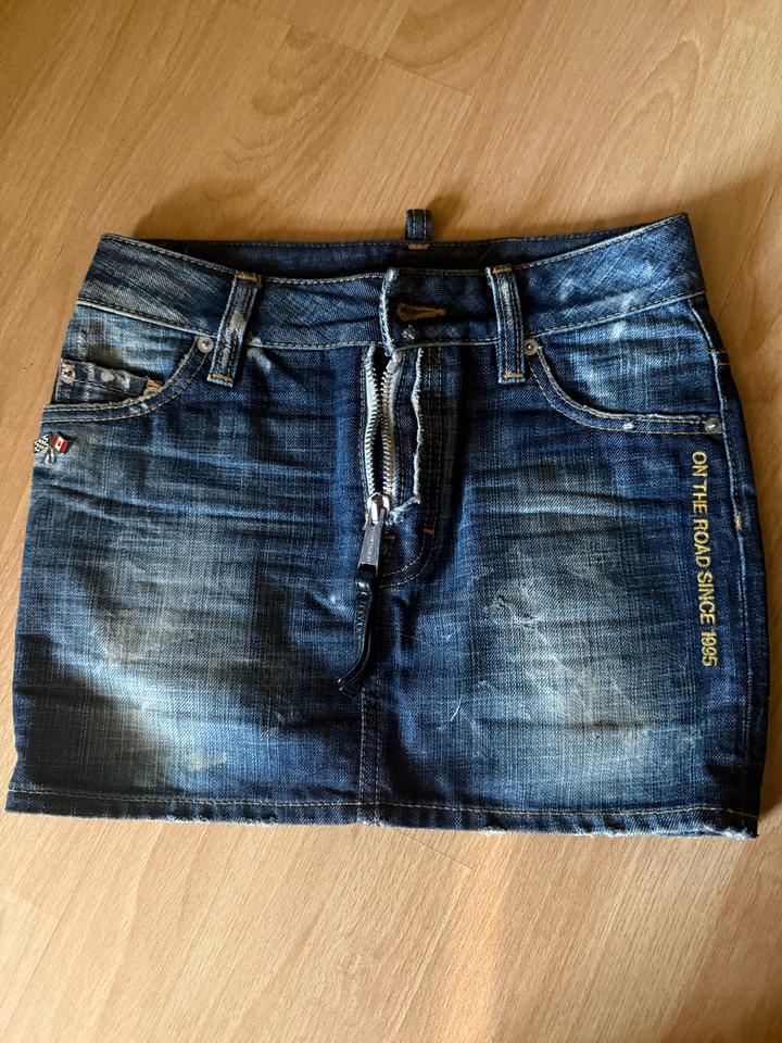 DSQUARED2