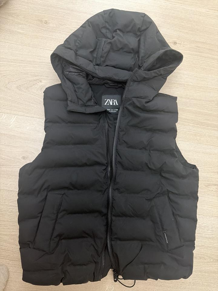 Жилет Zara с капюшоном для мальчика 8-9 лет