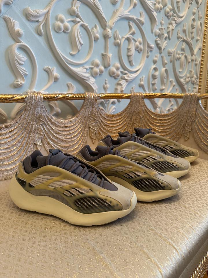 Кроссовки Yeezy 700