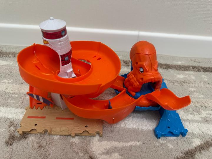 Игровой набор Hot Wheels с осьминогом