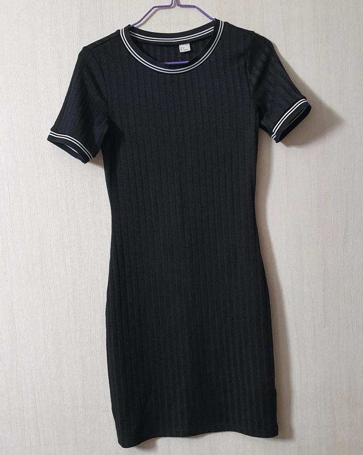 Платье черное в рубчик H&M