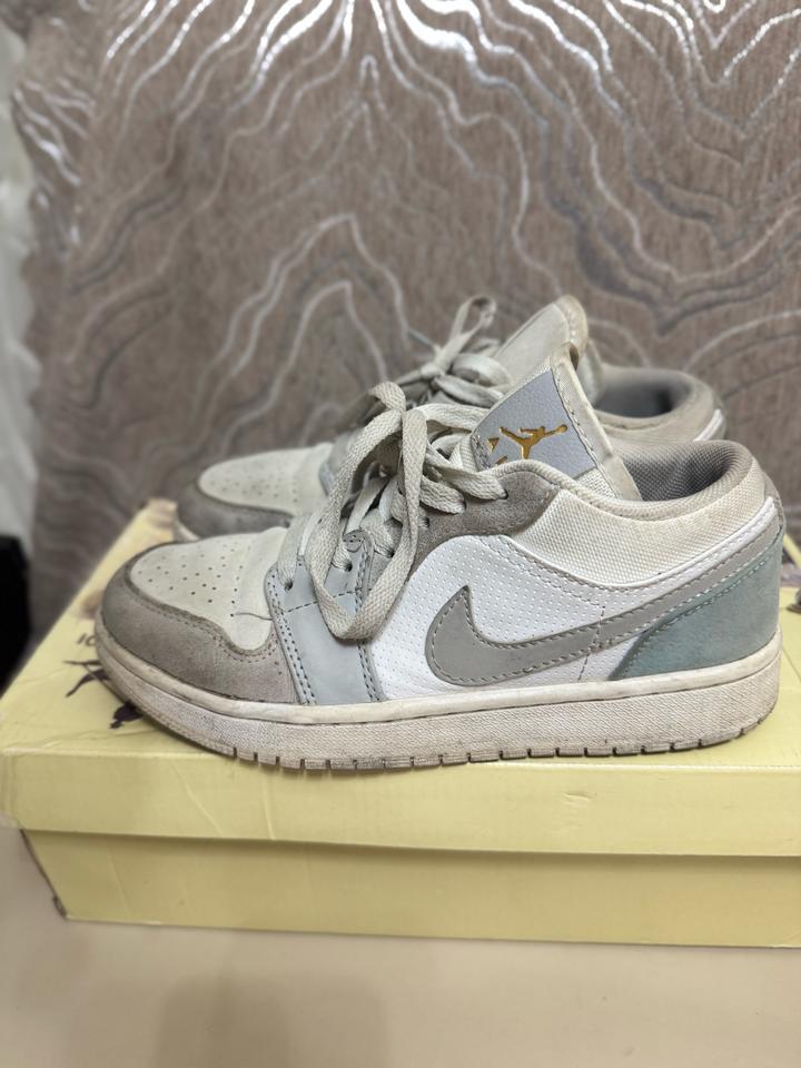 Кроссовки Nike белые с бежевым