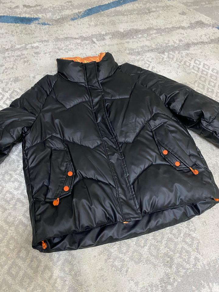 Черная стеганая куртка
