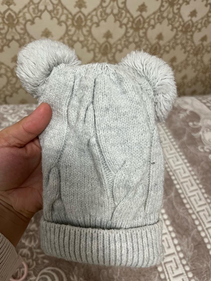 Шапка с помпонами