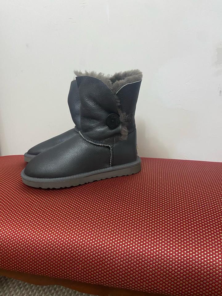 UGG