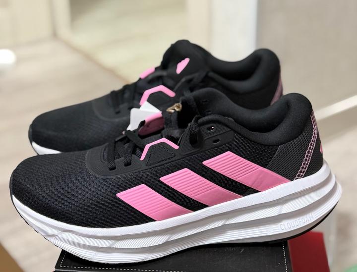 Женские кроссовки adidas