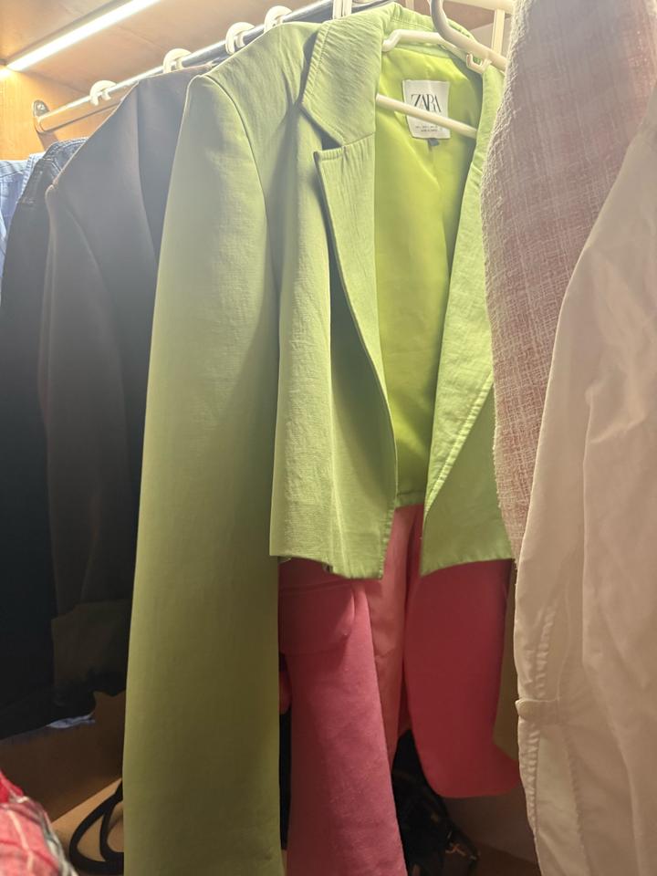🧥 Куплен в Zara (ТРЦ MEGA Silk Way)💚 Короткий пиджак, зелёный цвет✨ Стильный и с
