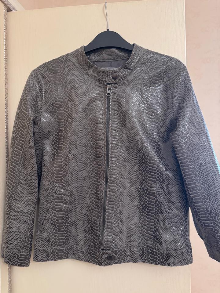 Куртку с змеиным принтом  bershka