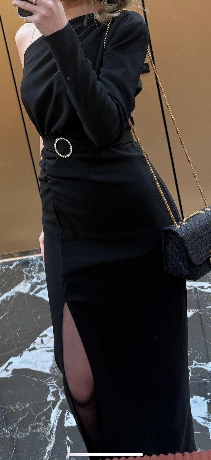 Черное платье миди с разрезом