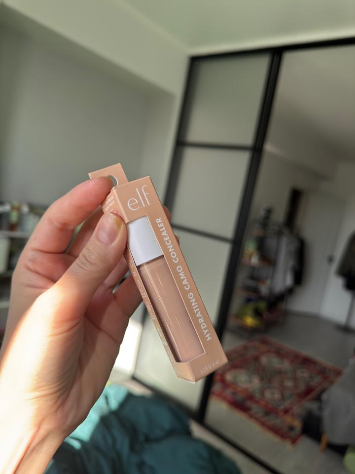 ELF e.l.f. Hydrating Camo Concealer увлажняющий консилер / Light Beige оттенок /