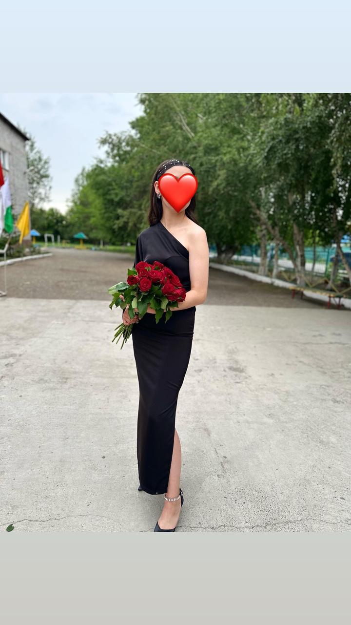 Черное вечернее платье макси на одно плечо