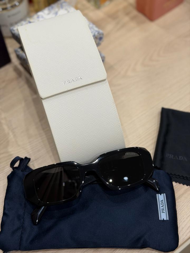 Солнцезащитные очки Prada