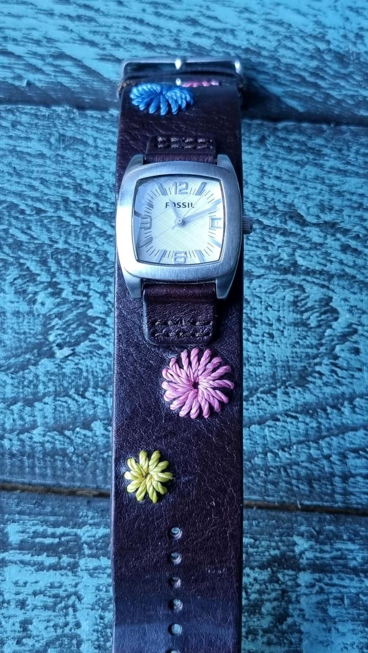 Винтажные часы Fossil с вышивкой.