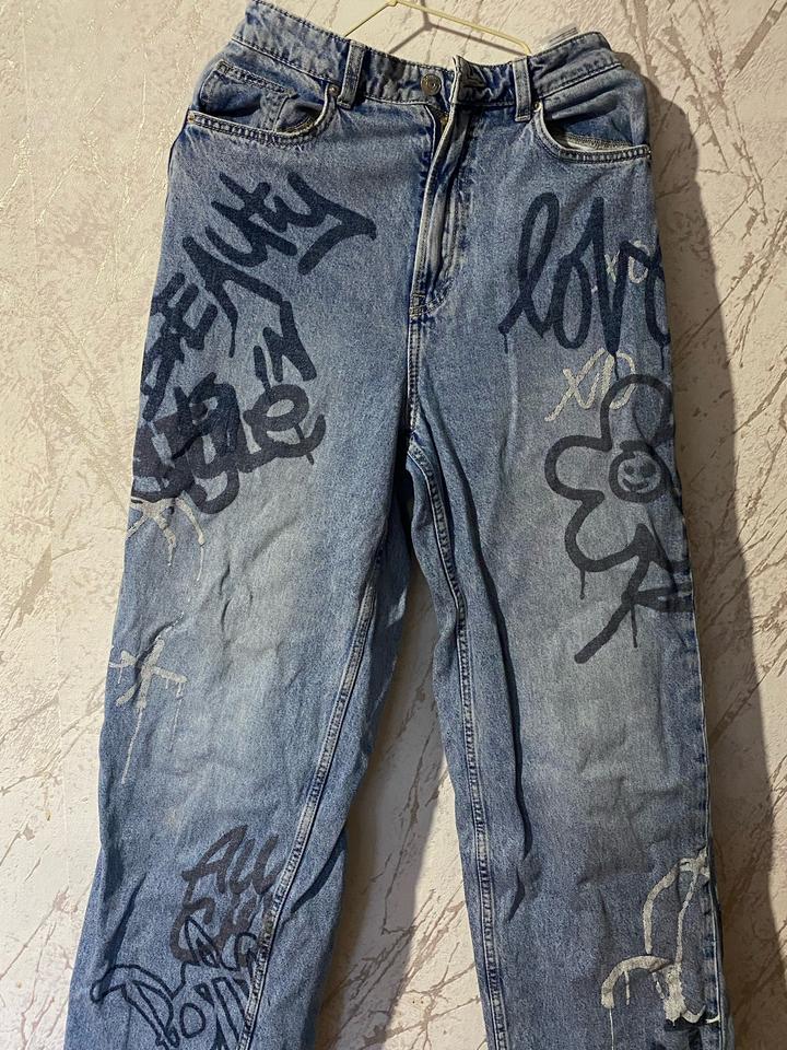 Джинсы H&M с принтом
