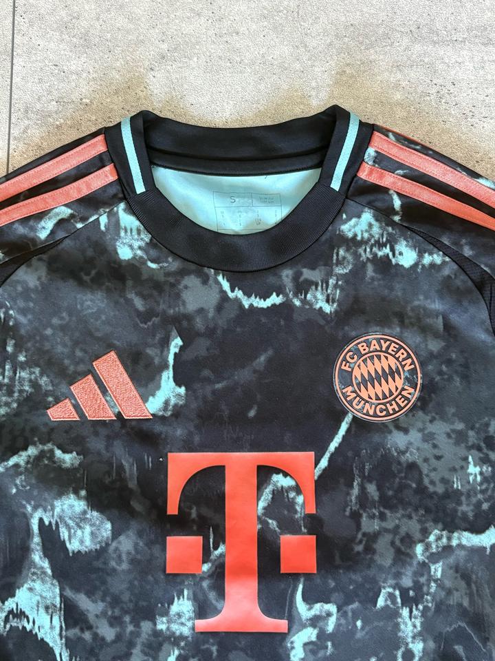 Футбольная джерси adidas FC Bayern München