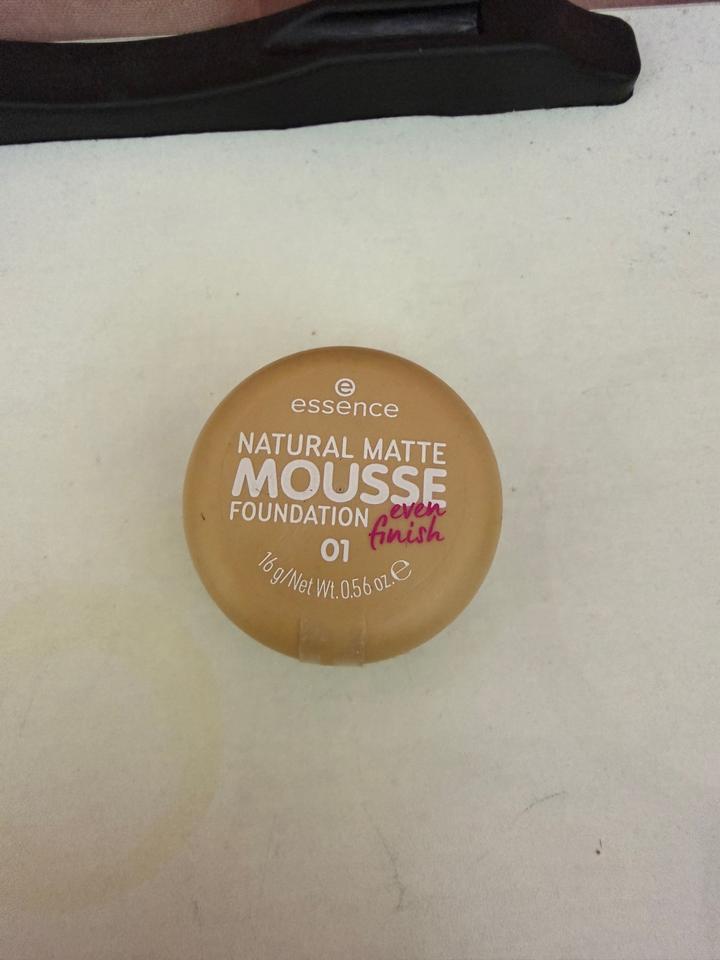 Тональный мусс essence Natural Matte Mousse 01