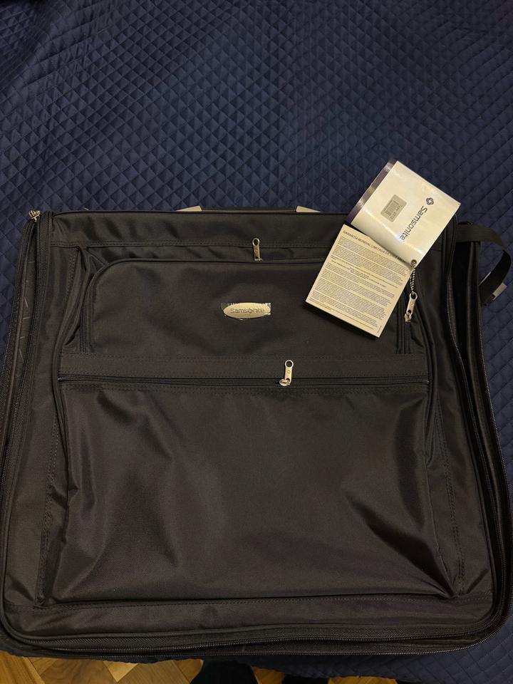 Дорожный кофр-портплед Samsonite для перевозки костюмов.