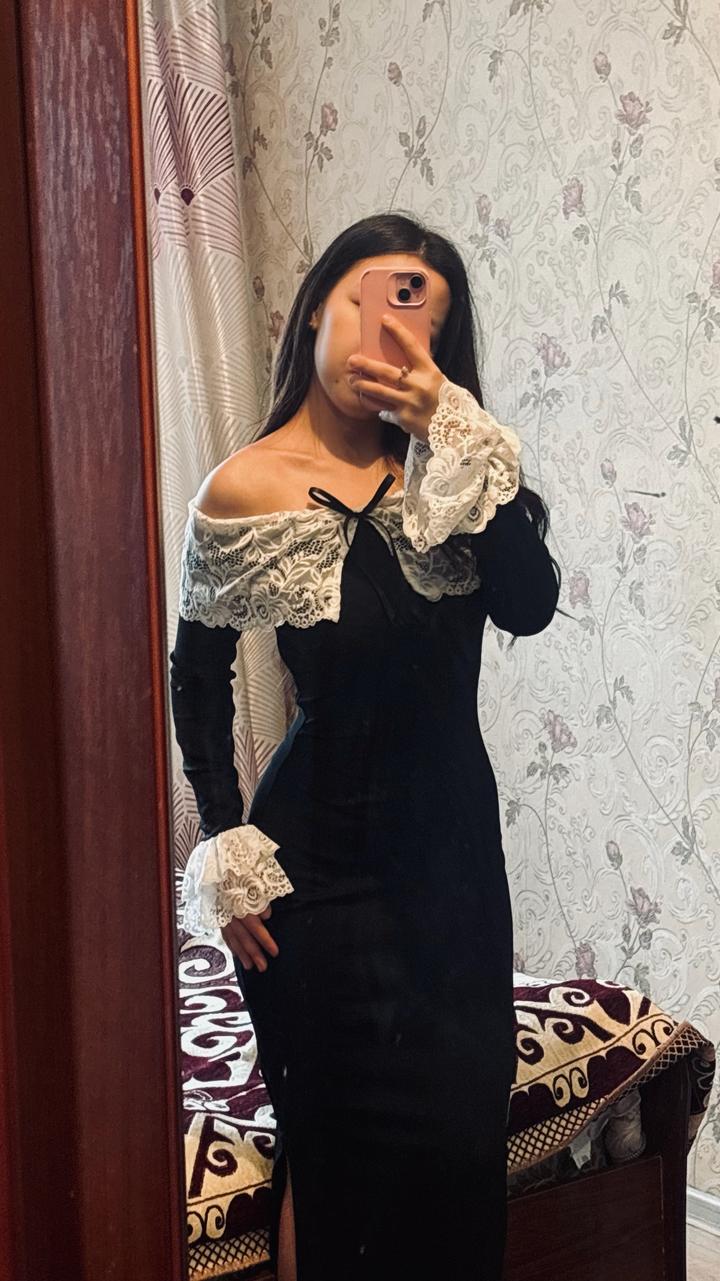 Элегантное чёрное платье с кружевом