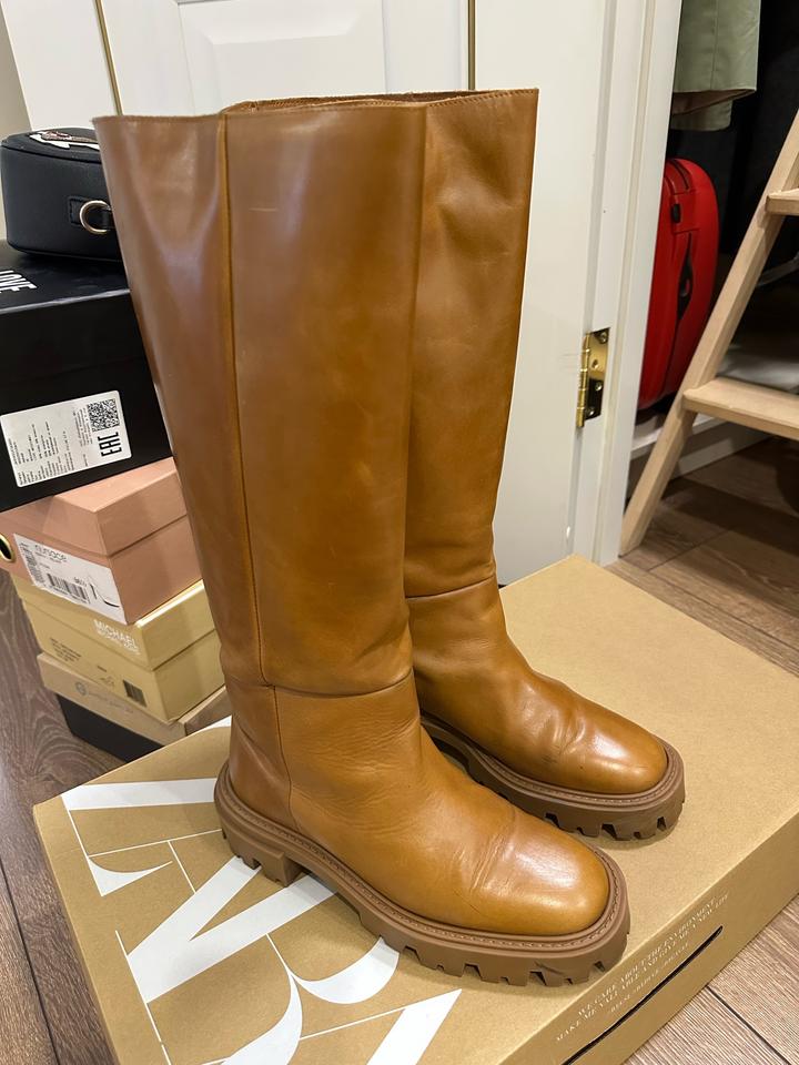 Женские кожаные сапоги Zara на массивной подошве