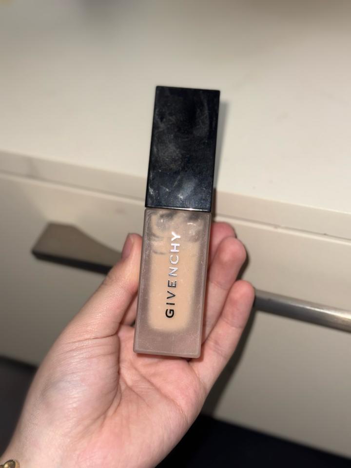 Тональный крем Givenchy Prisme Libre Skin-Caring Matte