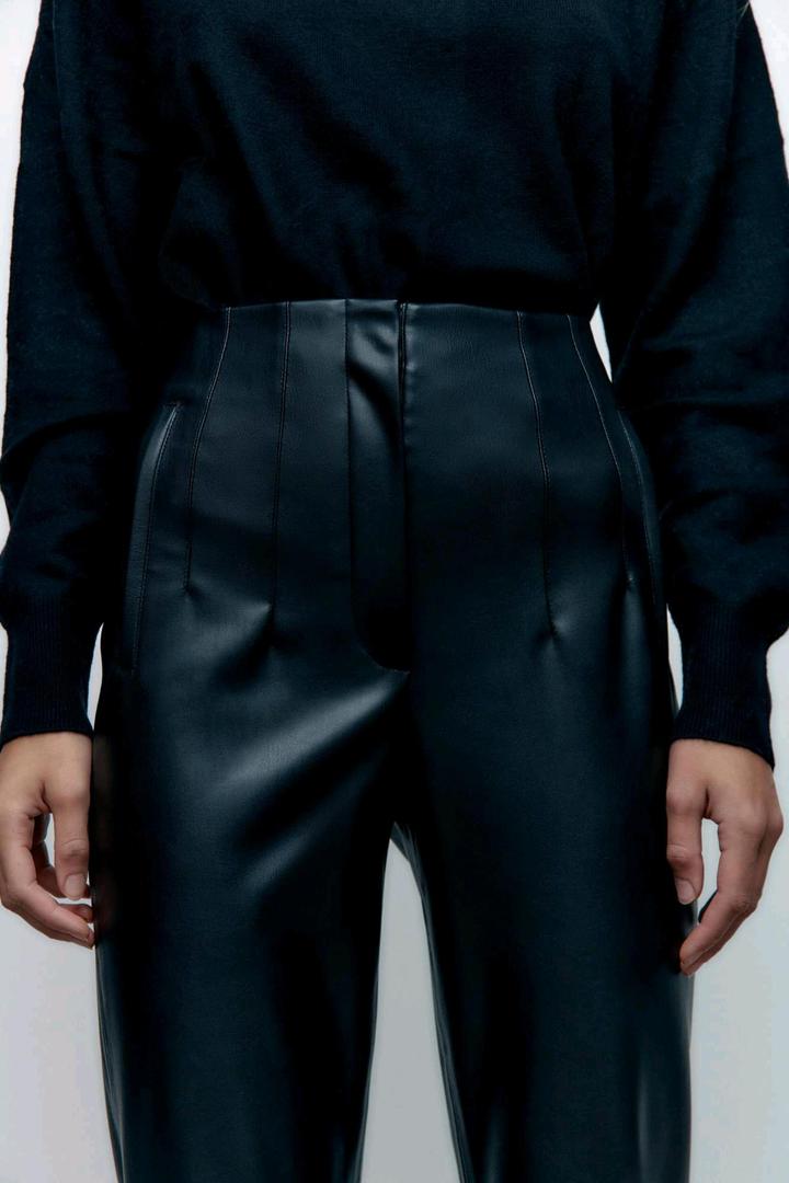 брюки из экокожи от Zara