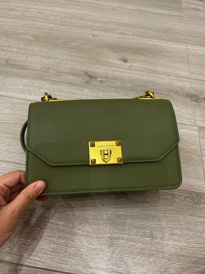 Зеленая сумка Charles & Keith