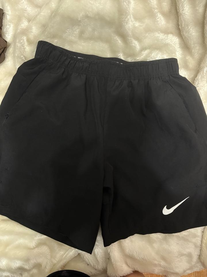 Спортивные шорты Nike