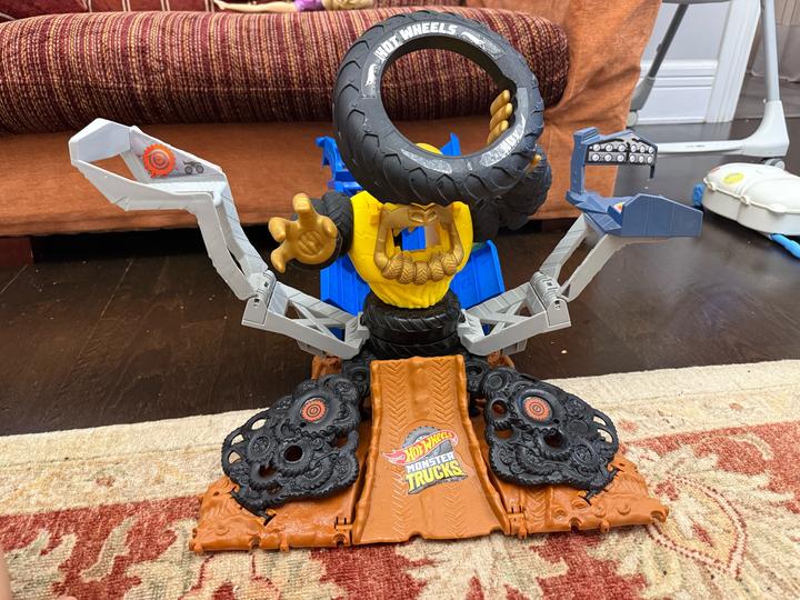 Игровой набор Hot Wheels Monster Trucks Arena Smashers
