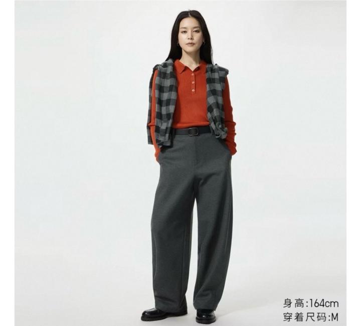 UNIQLO  брюки— хит сезона с легким начёсом и прорезными задними карманами.