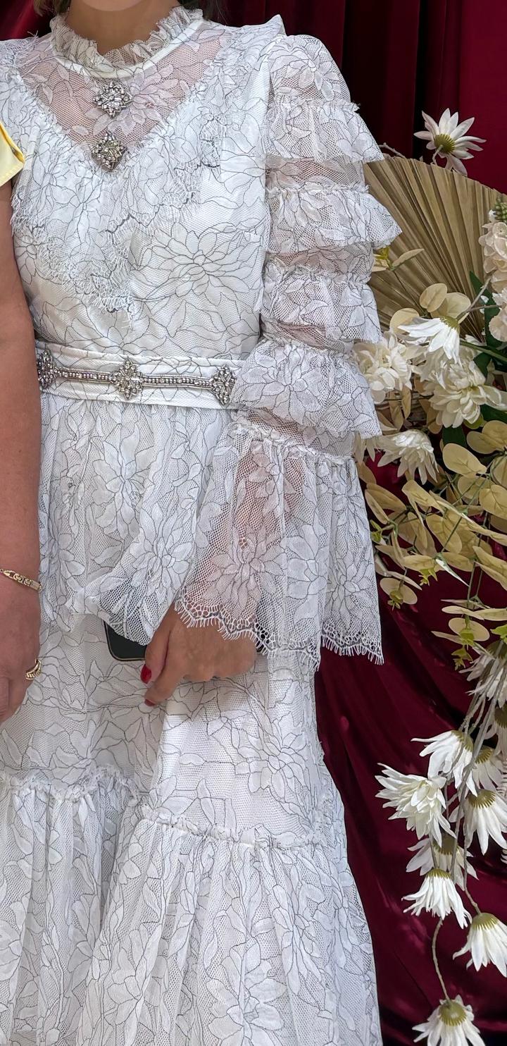 Платье из кружева с длинным рукавом
