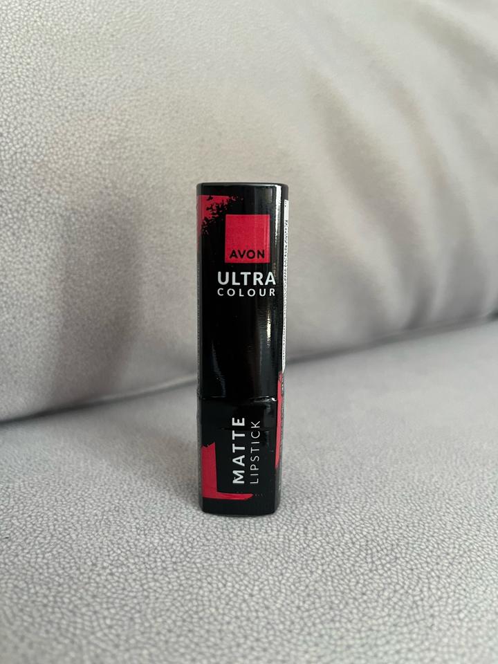 Увлажняющая матовая помада Avon