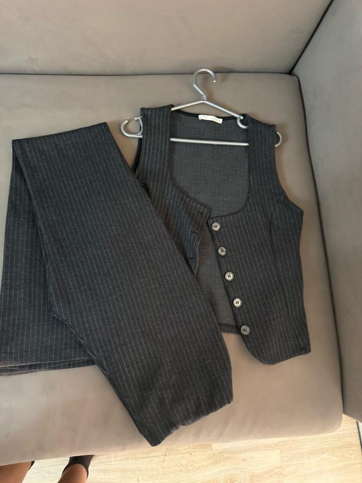 Костюм ZARA (жилет и брюки)