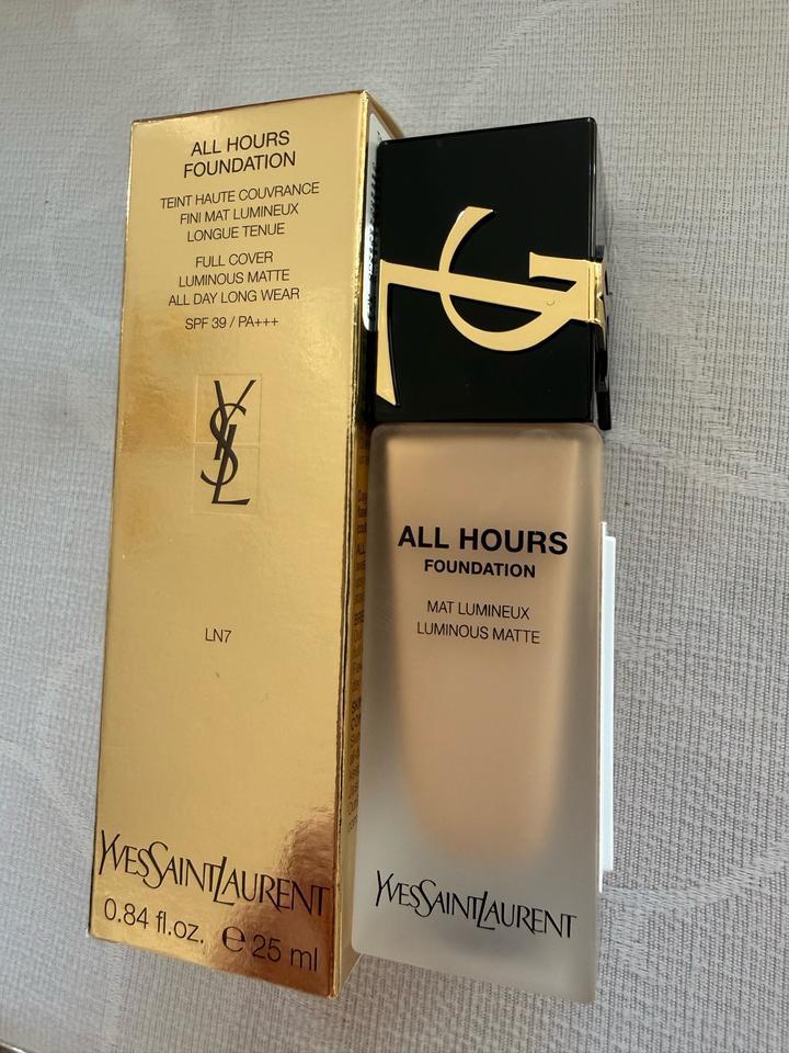Тональный крем Yves Saint Laurent All Hours Foundation