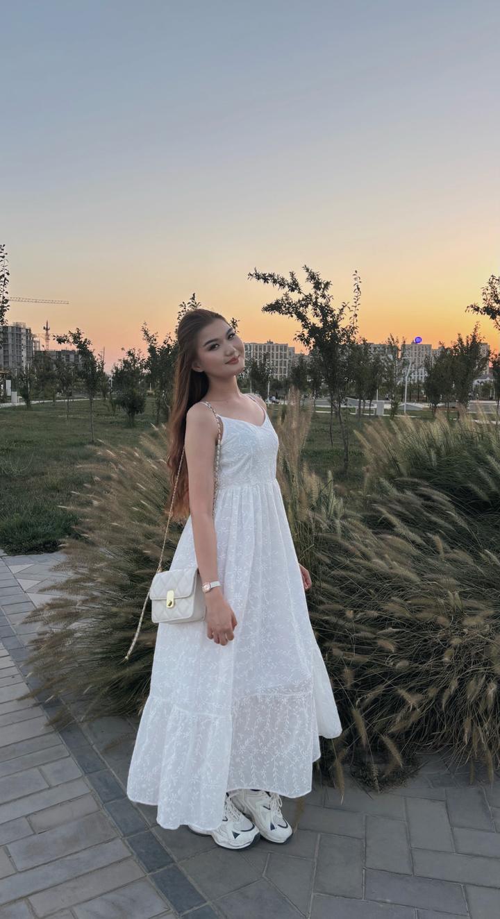 Белое летнее платье миди с вышивкой
