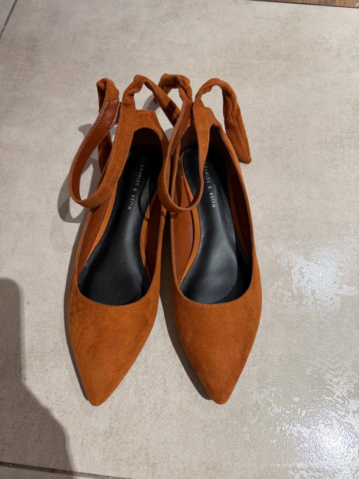 Балетки с ремешком Charles & Keith