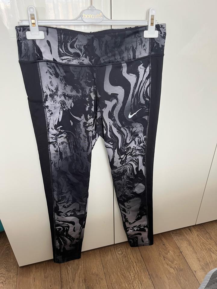 Спортивные леггинсы Nike