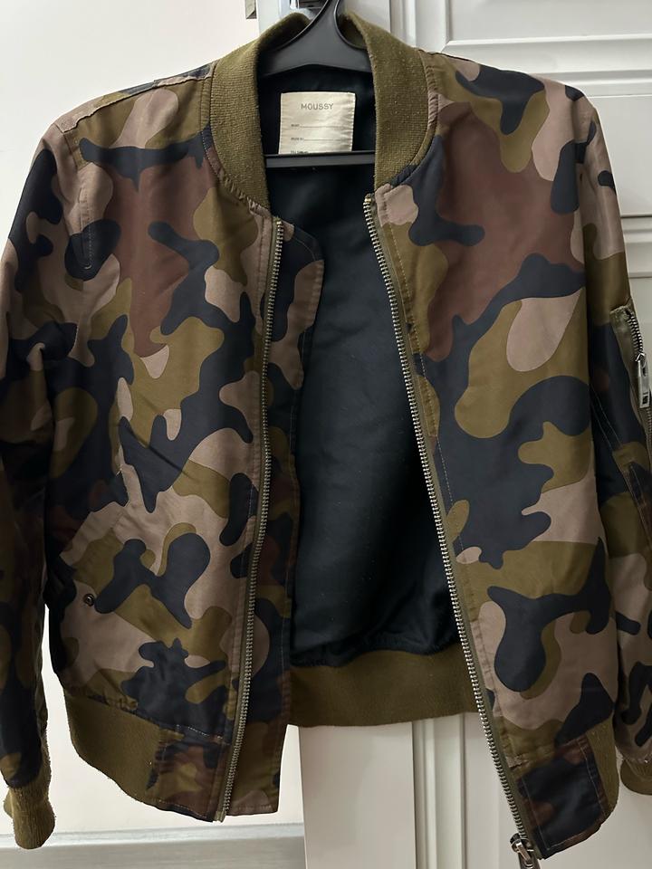 Бомбер Moussy