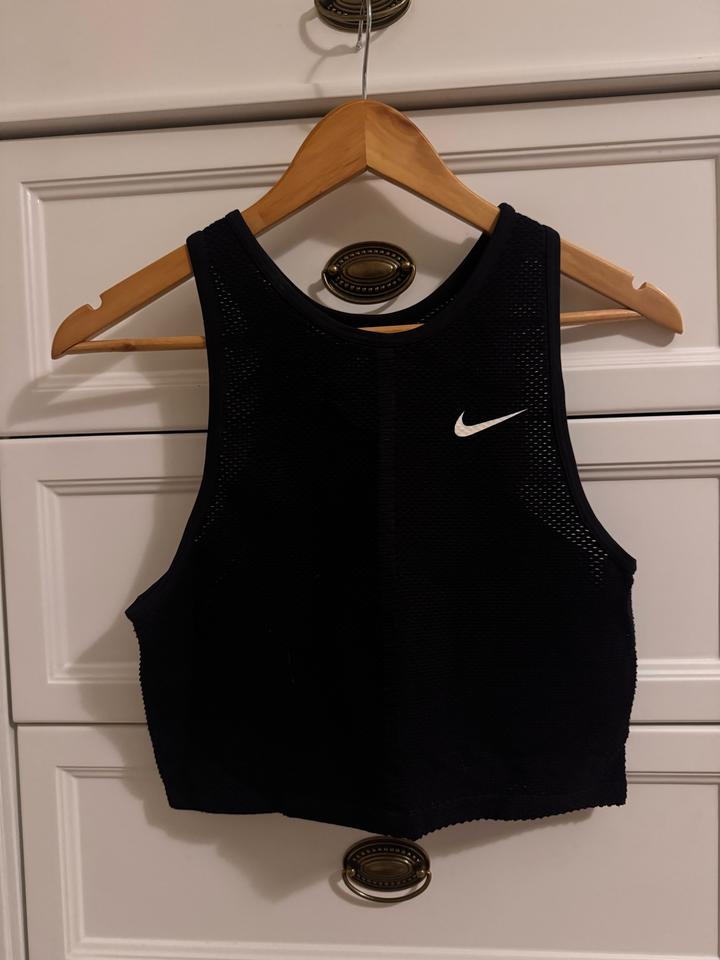 Спортивный кроп-топ Nike