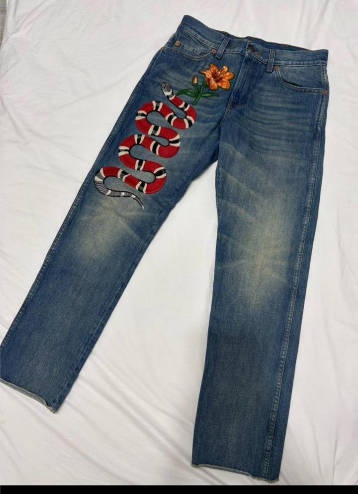 Джинсы с вышивкой змеи Gucci