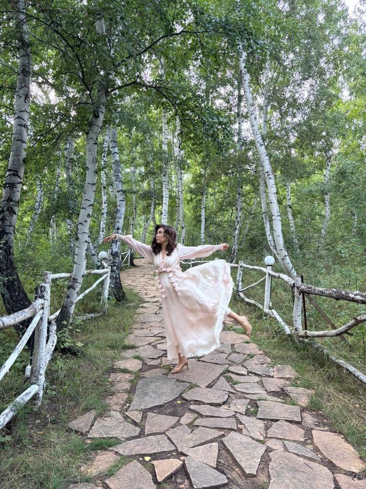 Женское длинное платье с декоративными цветами