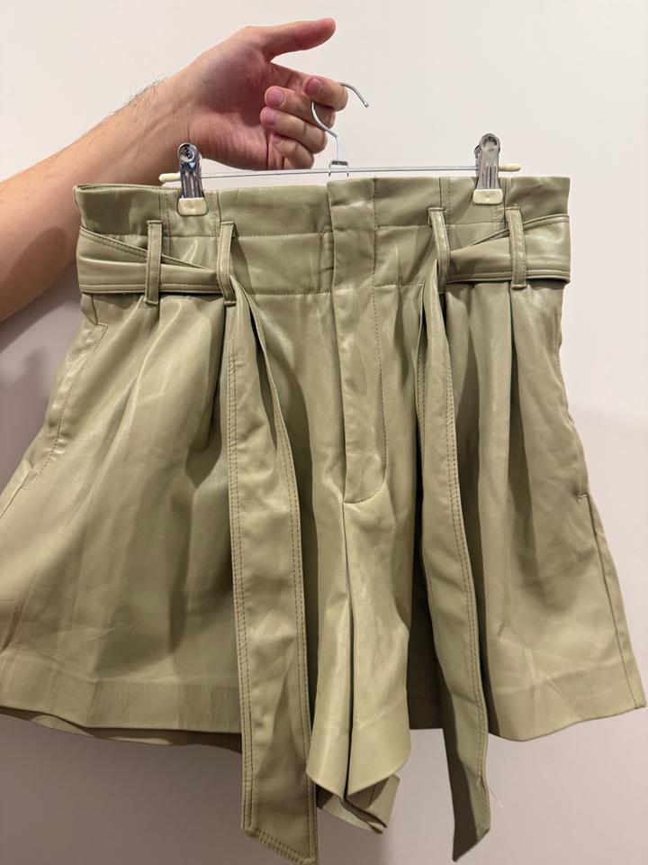 Шорты из экокожи с поясом ZARA
