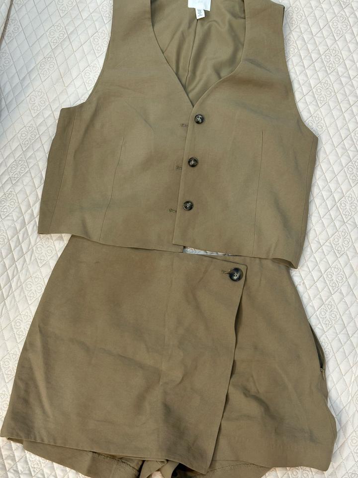 Костюм из жилета и шорт-юбки H&M