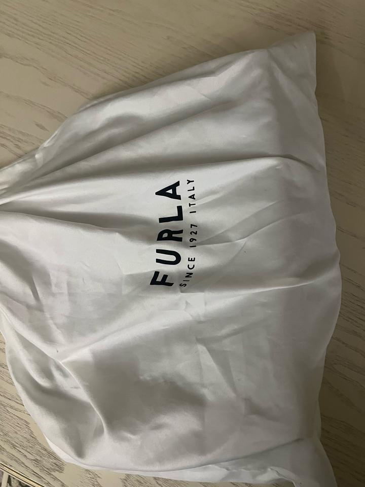Сумка Furla Varsity Style L Tote в цветовом решении Greige + Jasper (cep- беж)