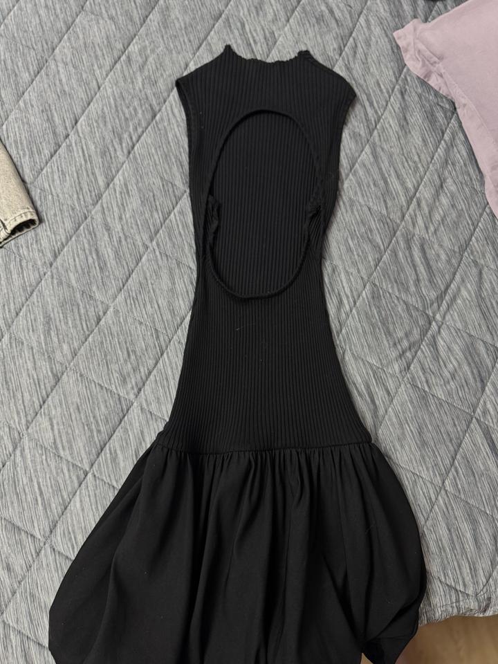 Zara Черное платье с открытой спиной