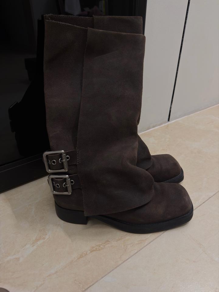 Замшевые сапоги с пряжками Zara